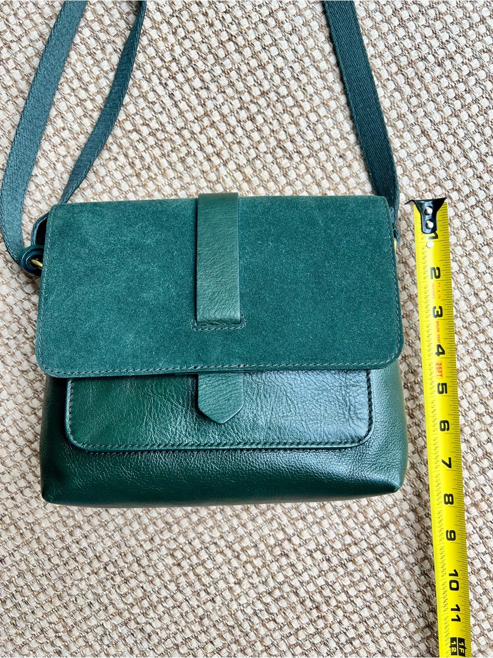 💚 Fossil Green Leather Suede Flap Crossbody Bag Brass Key Charm Adjustable Strap - Picture 10 of 10